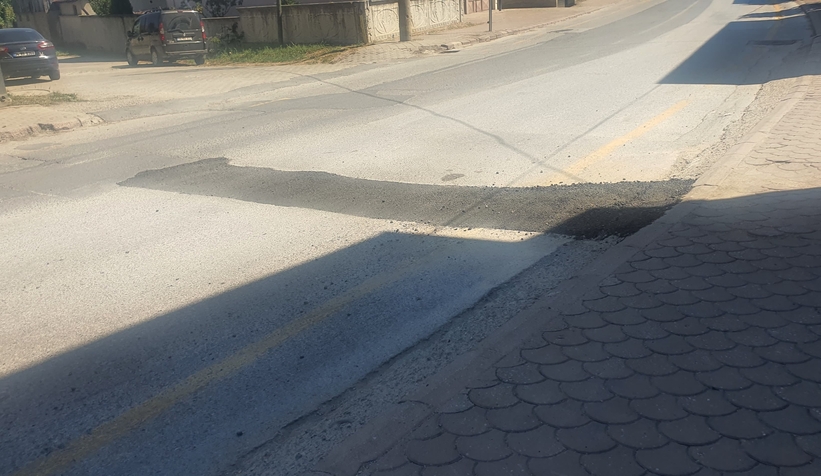 Sakarya Haber'in gündeme getirdiği o çukur asfalt yamayla kapatıldı