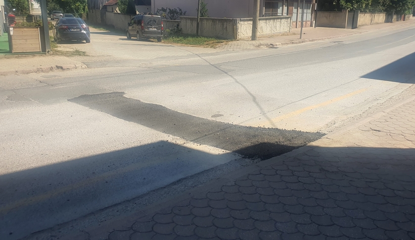 Sakarya Haber'in gündeme getirdiği o çukur asfalt yamayla kapatıldı