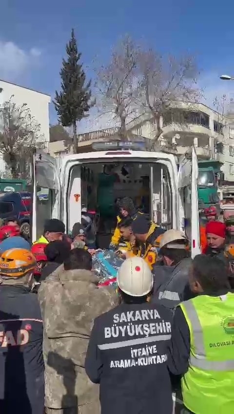 Sakarya itfaiyesi 10’uncu günde enkazdan sağ olarak çıkartıldı