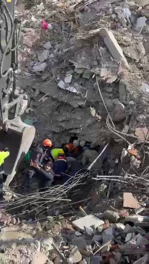 Sakarya itfaiyesi 10’uncu günde enkazdan sağ olarak çıkartıldı