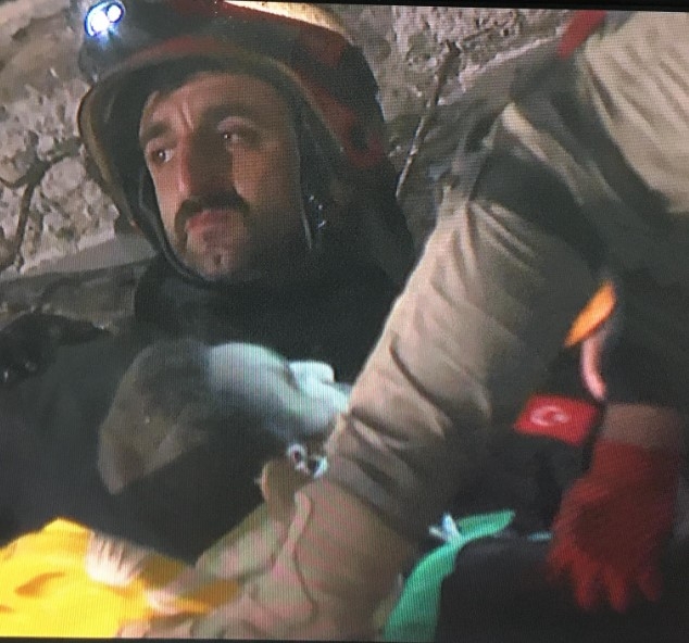 Sakarya itfaiyesi 140. saatte Muhammet Habib'i sağ çıkardı