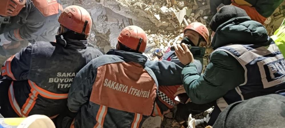 sakarya-itfaiyesi-bir-kisiyi-daha-enkaz-altindan-sag-kurtardimji1btnxyt