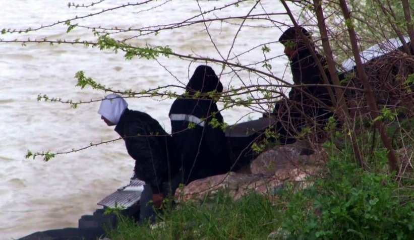 Sakarya Köprüsü altında yürek sızlatan görüntüler