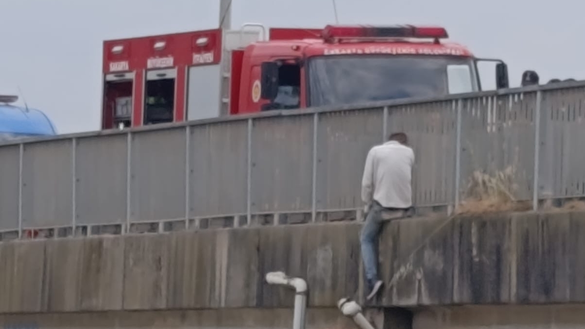 Sakarya Köprüsü'ne çıktı; İkna edilmesi 2,5 saat sürdü