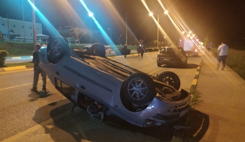 Sakarya MYO önünde kaza: 3 yaralı