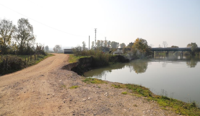 Sakarya Nehri 3 mahallenin yolunu unuttu