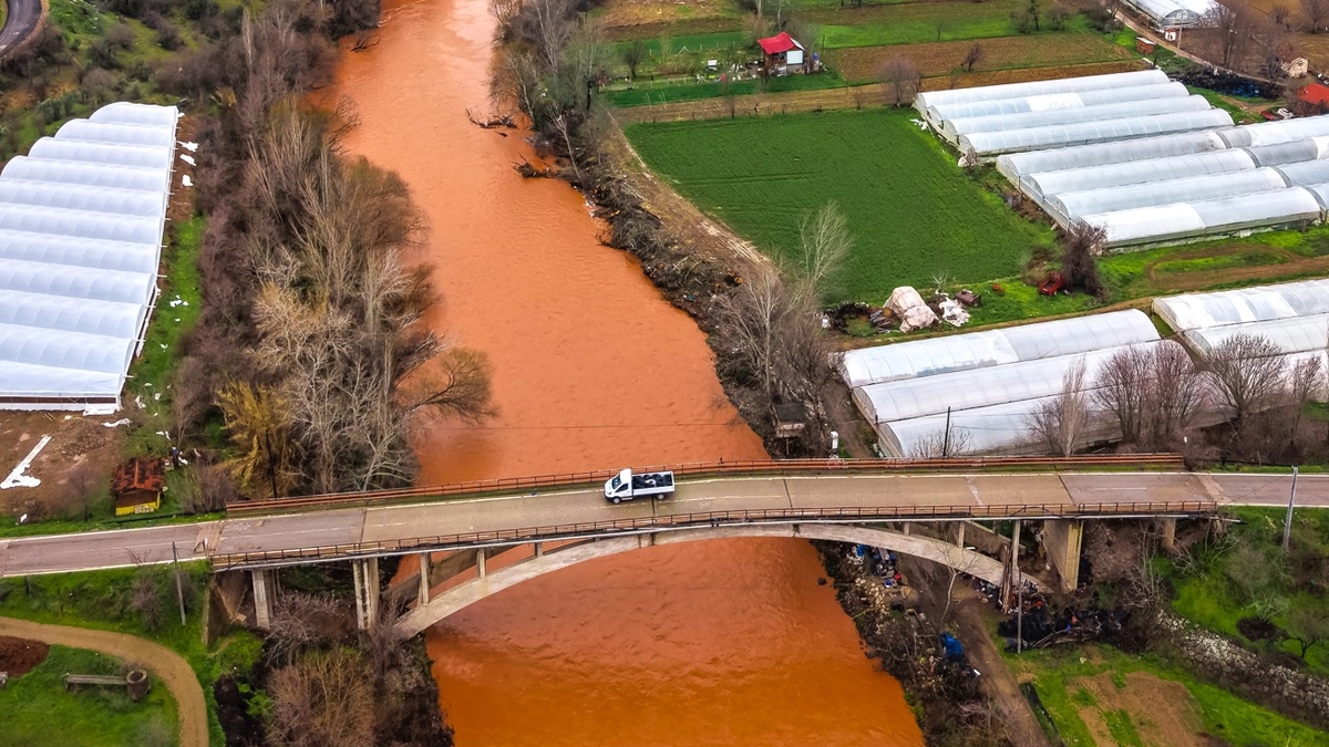Sakarya Nehri kahverengiye döndü!