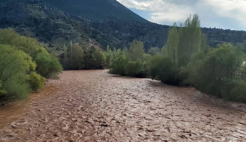 Sakarya nehri kızıla boyandı
