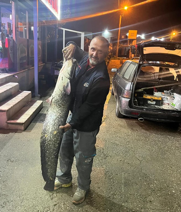 Sakarya Nehri'nde dev yayın yakaladı