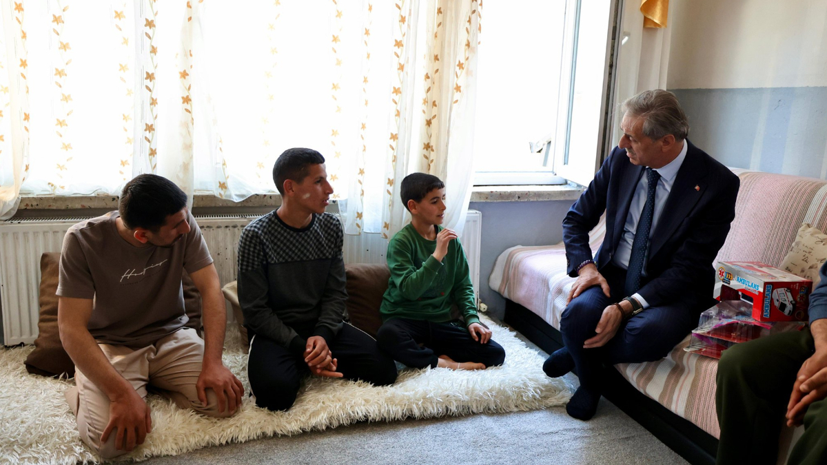 Sakarya Nehri'nde kaybolan çocuğun ailesini ziyaret etti