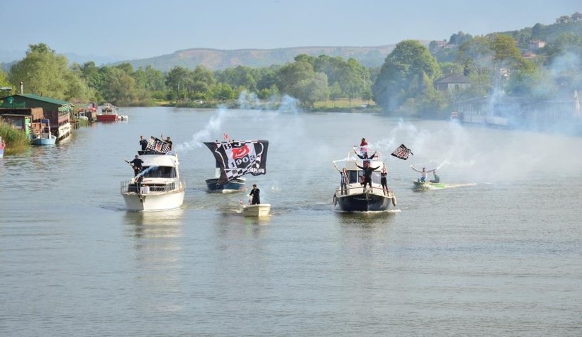 Sakarya Nehri'nde şampiyonluk kutlaması!