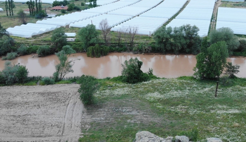 Sakarya nehrinin debisi arttı, suyu kahverengiye döndü