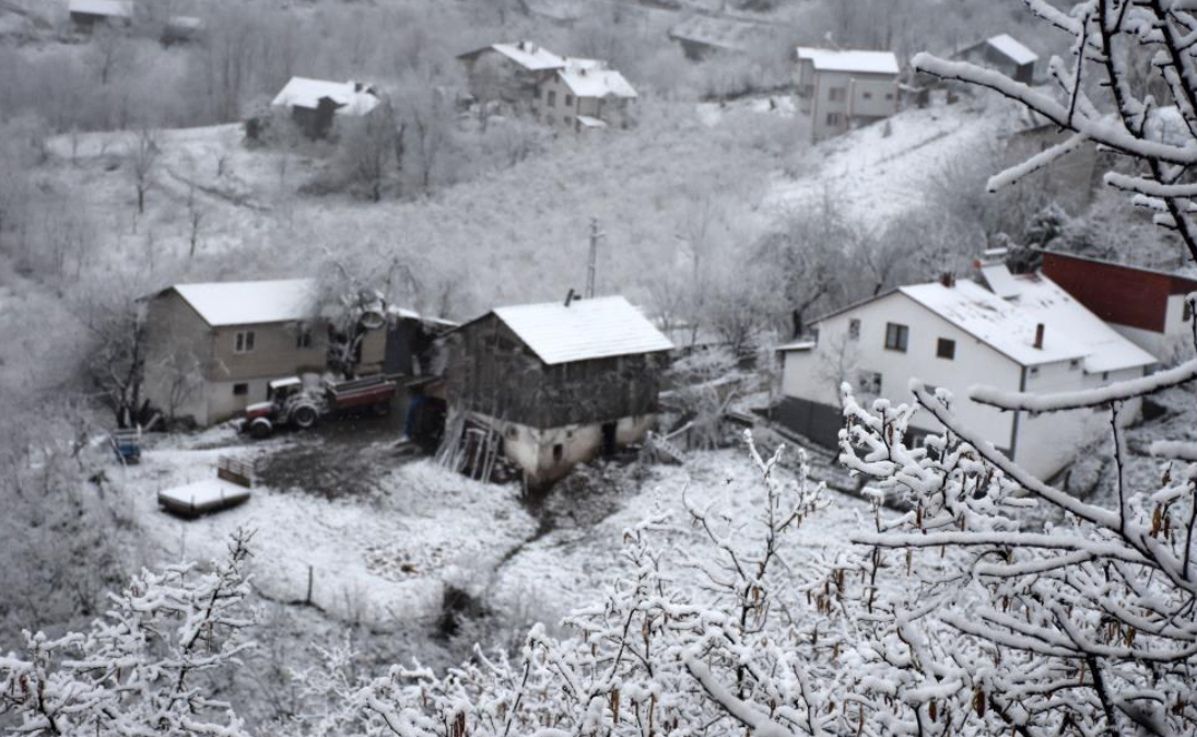 Sakarya'nın yükseklerine kar yağdı