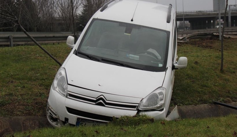 Sakarya plakalı araç D-100'de kaza yaptı