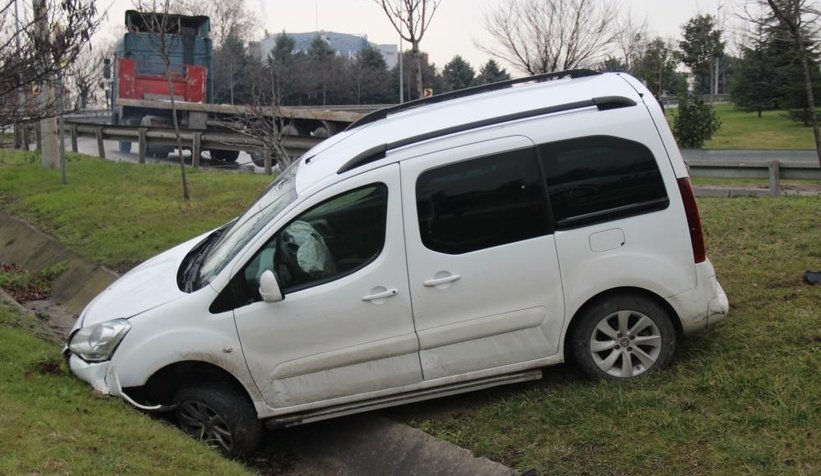 Sakarya plakalı araç D-100'de kaza yaptı