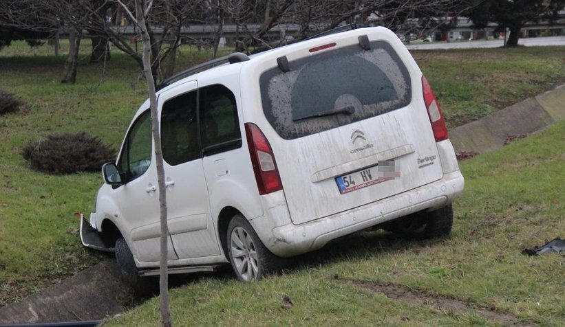 Sakarya plakalı araç D-100'de kaza yaptı