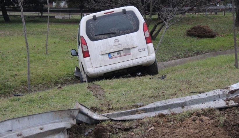 Sakarya plakalı araç D-100'de kaza yaptı