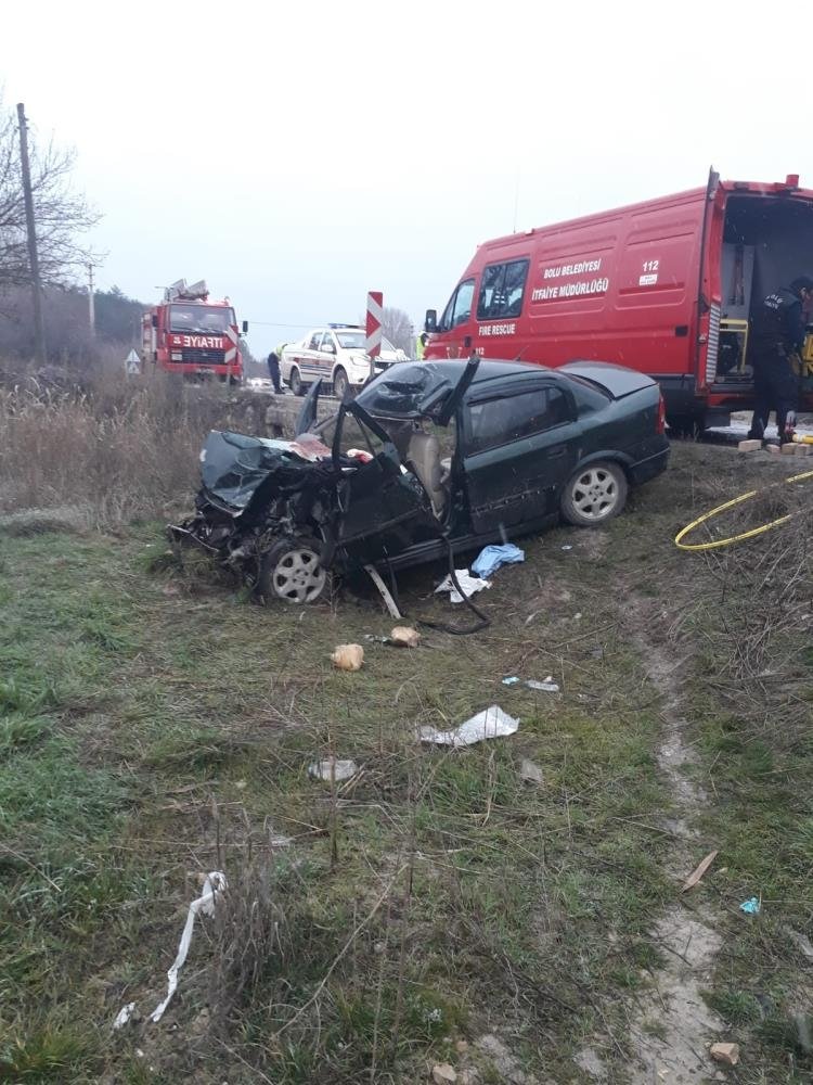 Sakarya plakalı otomobil, servisle çarpıştı: 9 yaralı