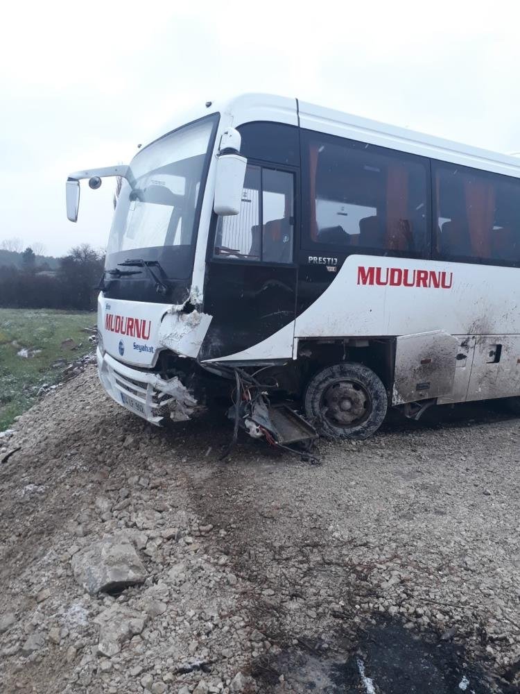 Sakarya plakalı otomobil, servisle çarpıştı: 9 yaralı