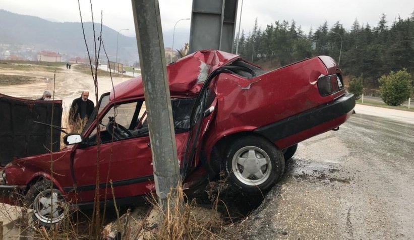 Sakarya plakalı otomobil üst geçidin ayaklarına çarptı: 2 yaralı