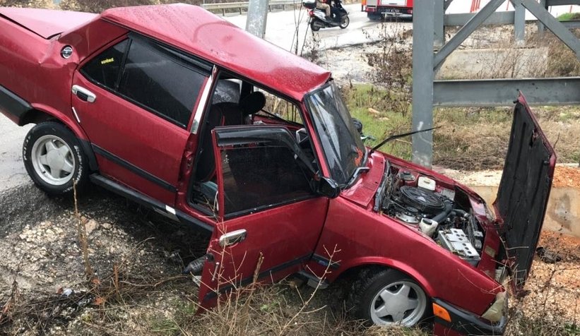 Sakarya plakalı otomobil üst geçidin ayaklarına çarptı: 2 yaralı