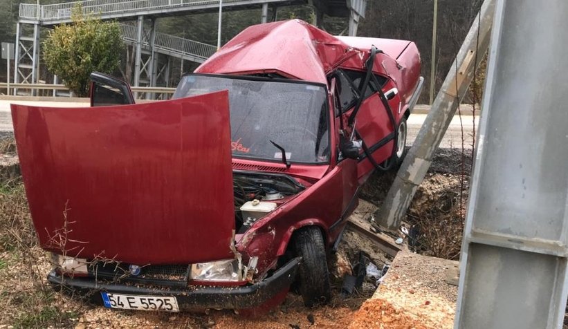 Sakarya plakalı otomobil üst geçidin ayaklarına çarptı: 2 yaralı