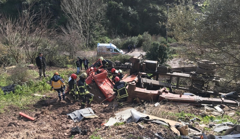 sakarya-plakali-vinc-yuklu-kamyon-ucuruma-yuvarlandi-1-kisi-hayatini-kaybettiufvjytnzse