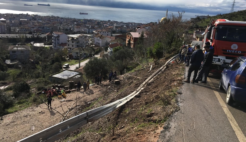 sakarya-plakali-vinc-yuklu-kamyon-ucuruma-yuvarlandi-1-kisi-hayatini-kaybettiufvjytnzse