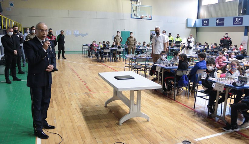 Sakarya Polis Haftası Satranç Turnuvası  İl Emniyet Müdürü Fatih Kaya nın  ilk hamlesi ile başladı 