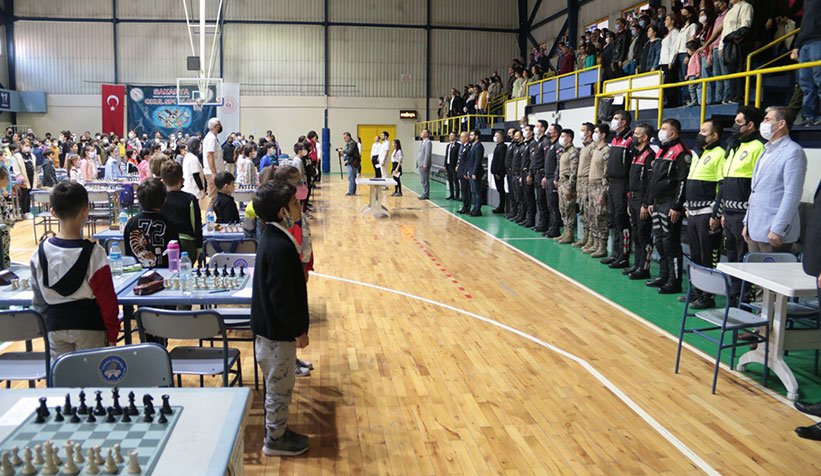 Sakarya Polis Haftası Satranç Turnuvası  İl Emniyet Müdürü Fatih Kaya nın  ilk hamlesi ile başladı 