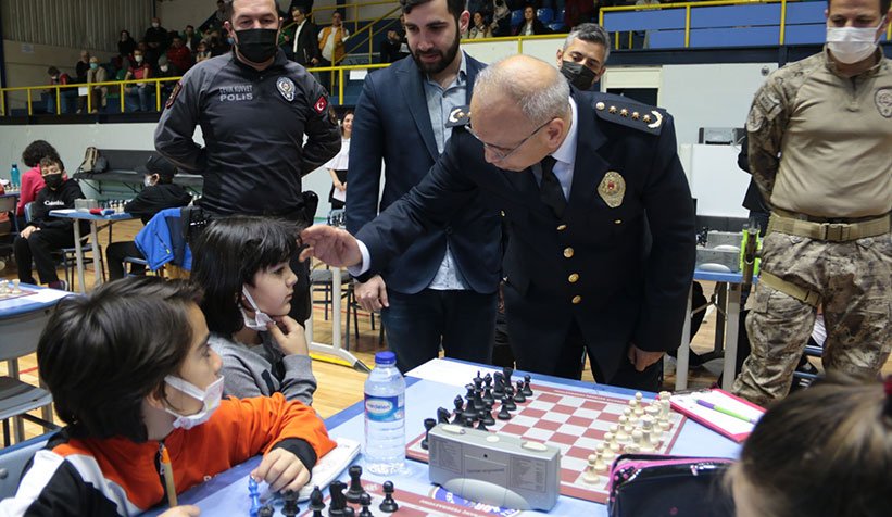Sakarya Polis Haftası Satranç Turnuvası  İl Emniyet Müdürü Fatih Kaya nın  ilk hamlesi ile başladı 