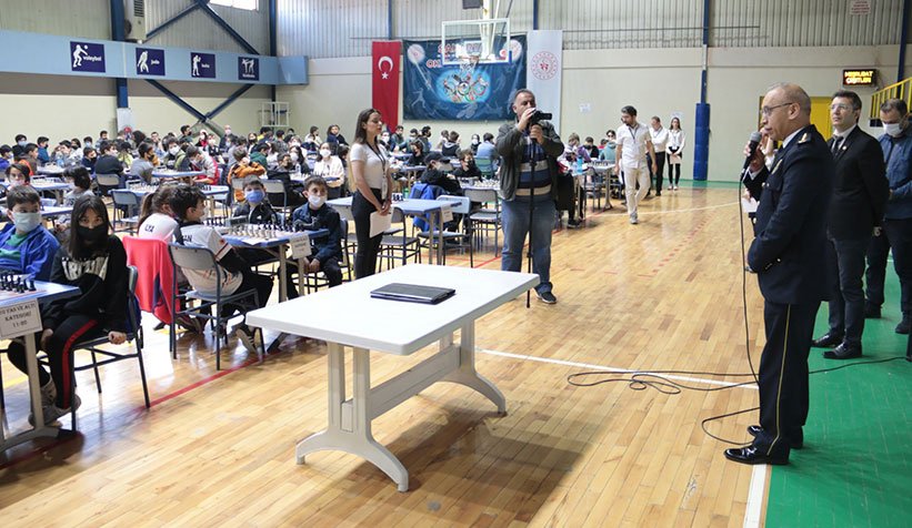 Sakarya Polis Haftası Satranç Turnuvası  İl Emniyet Müdürü Fatih Kaya nın  ilk hamlesi ile başladı 