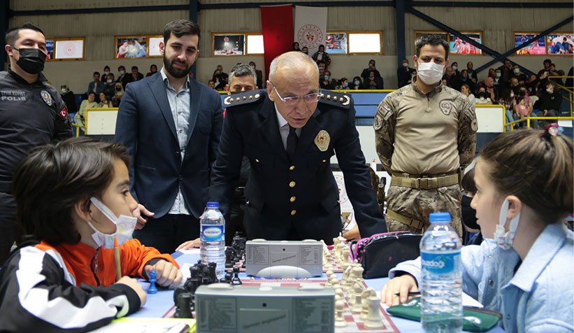 Sakarya Polis Haftası Satranç Turnuvası  İl Emniyet Müdürü Fatih Kaya nın  ilk hamlesi ile başladı 