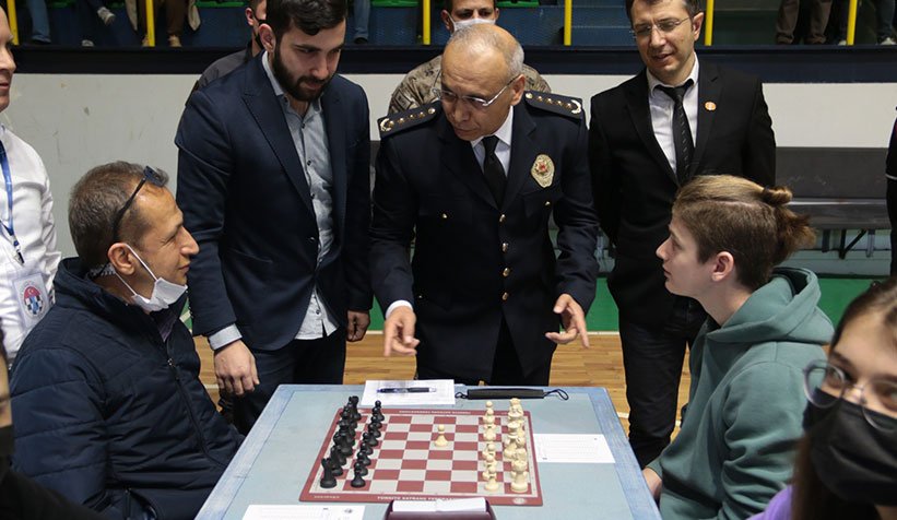 Sakarya Polis Haftası Satranç Turnuvası  İl Emniyet Müdürü Fatih Kaya nın  ilk hamlesi ile başladı 