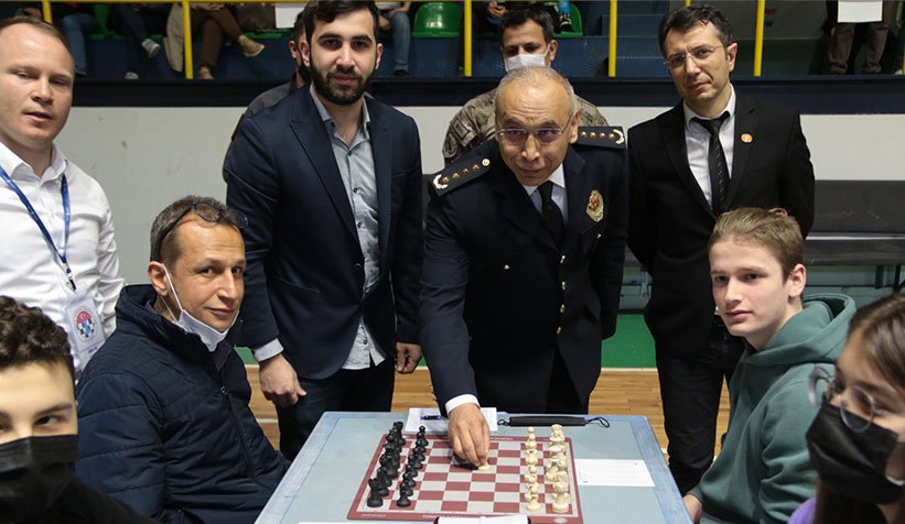 Sakarya Polis Haftası Satranç Turnuvası  İl Emniyet Müdürü Fatih Kaya nın  ilk hamlesi ile başladı 