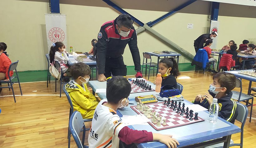 Sakarya Polis Haftası Satranç Turnuvası  İl Emniyet Müdürü Fatih Kaya nın  ilk hamlesi ile başladı 