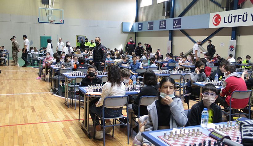 Sakarya Polis Haftası Satranç Turnuvası  İl Emniyet Müdürü Fatih Kaya nın  ilk hamlesi ile başladı 
