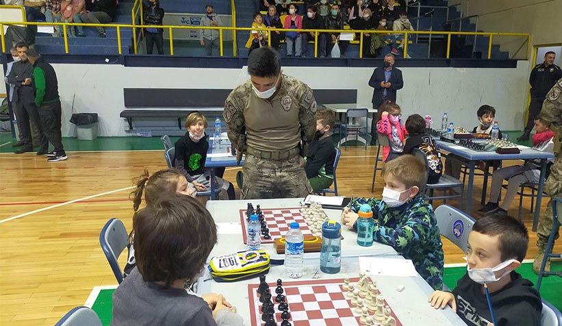 Sakarya Polis Haftası Satranç Turnuvası  İl Emniyet Müdürü Fatih Kaya nın  ilk hamlesi ile başladı 
