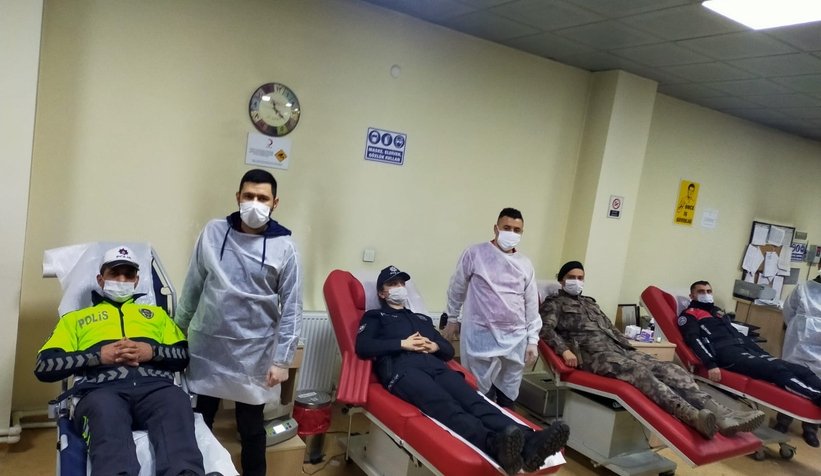 sakarya-polisinden-kizilay-a-kan-bagisiadrybhnkem