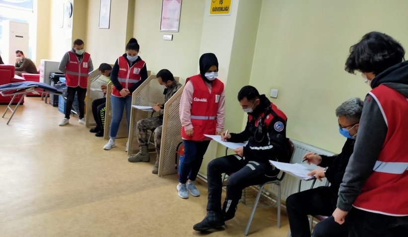 sakarya-polisinden-kizilay-a-kan-bagisiadrybhnkem