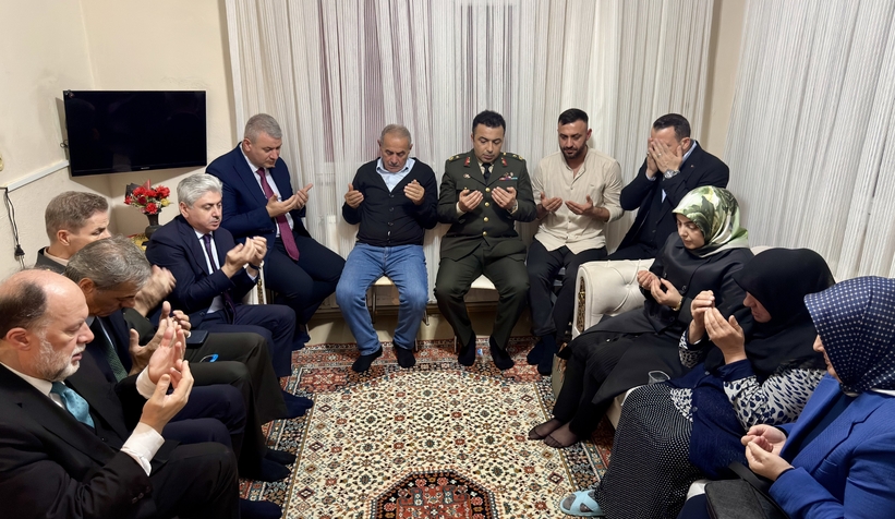 sakarya-protokolu-sehit-karakus-un-ailesini-ziyaret-ettilerdjfgrjnuwk