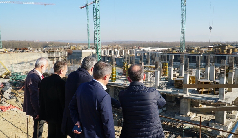 sakarya-sehir-hastanesi-nde-katlar-yukselmeye-basladiywjrtejfev