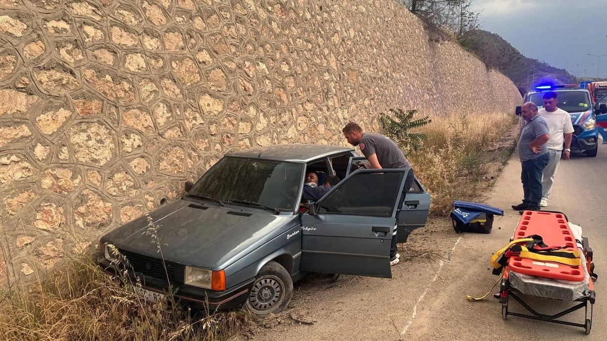 Sakarya Sınırına Yakın Mevkiide Otomobil Şarampole Devrildi