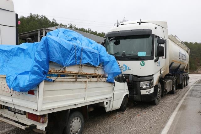 Sakarya'ya eşyasını taşıyan doktor kazada yaralandı