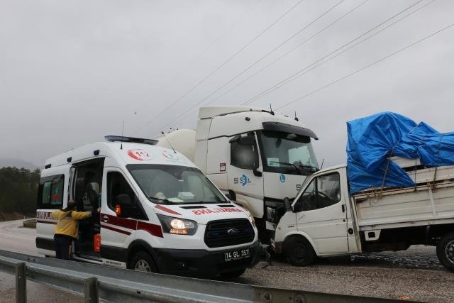 Sakarya'ya eşyasını taşıyan doktor kazada yaralandı