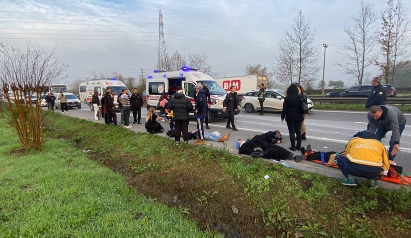 sakarya-ya-gelen-minibus-kaza-yapti-17-yaralis1rlbez2qk
