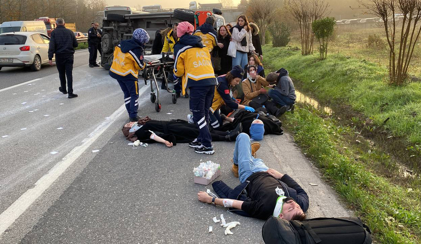 sakarya-ya-gelen-minibus-kaza-yapti-17-yaralis1rlbez2qk