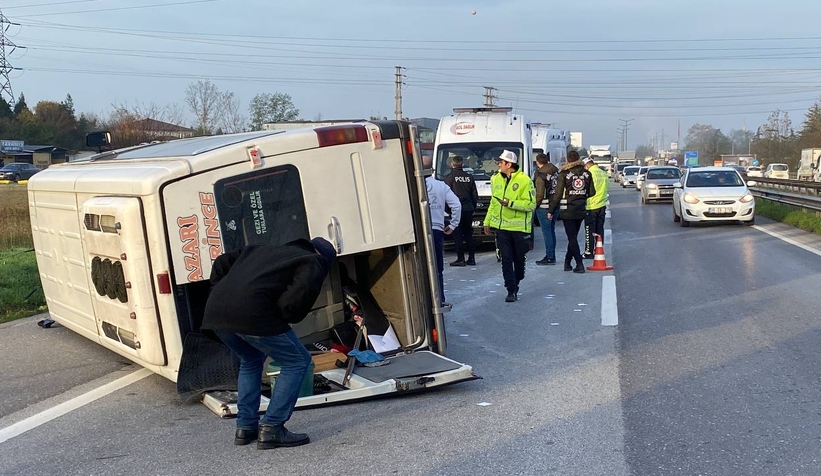 sakarya-ya-gelen-minibus-kaza-yapti-17-yaralis1rlbez2qk