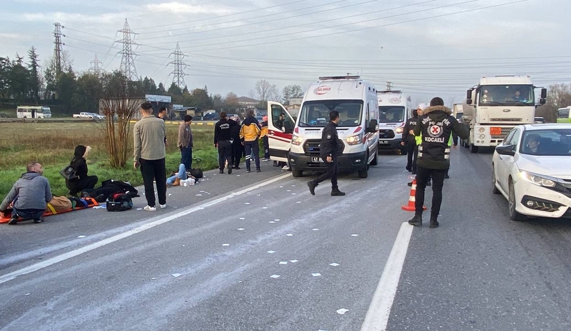 sakarya-ya-gelen-minibus-kaza-yapti-17-yaralis1rlbez2qk