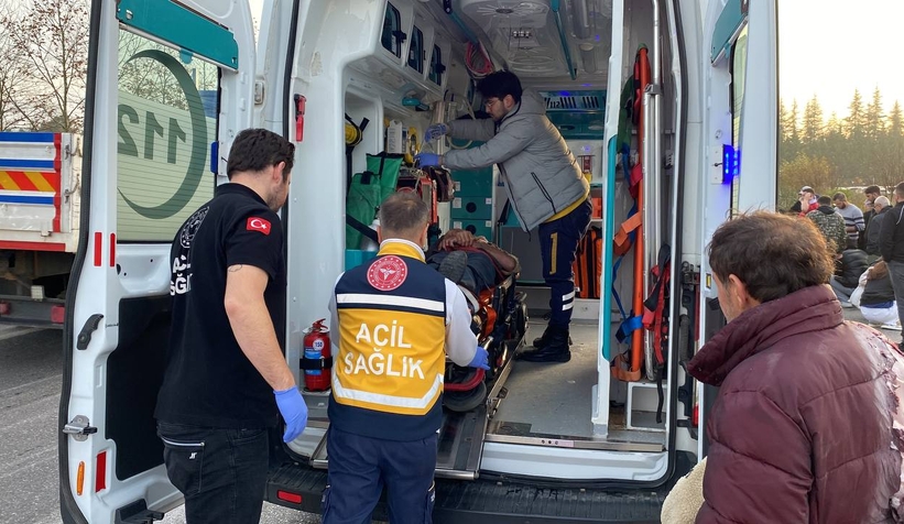 sakarya-ya-gelen-minibus-kaza-yapti-17-yaralis1rlbez2qk